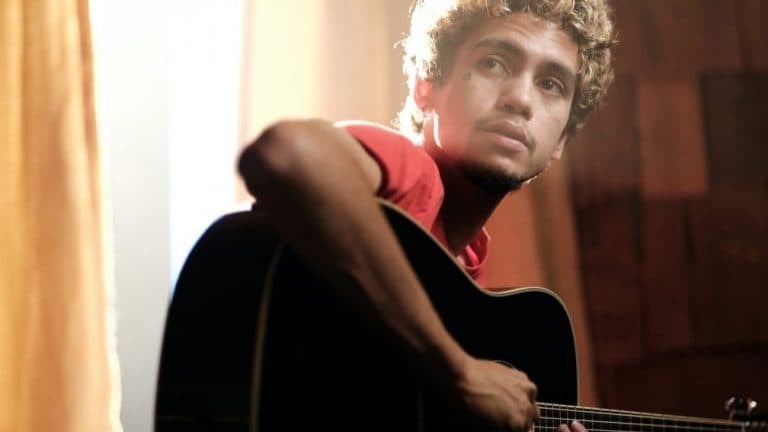 Por suerte, en el capítulo final Jules se percata de que Elliot y ella no pueden ser amigos, quedando así en buenos términos.