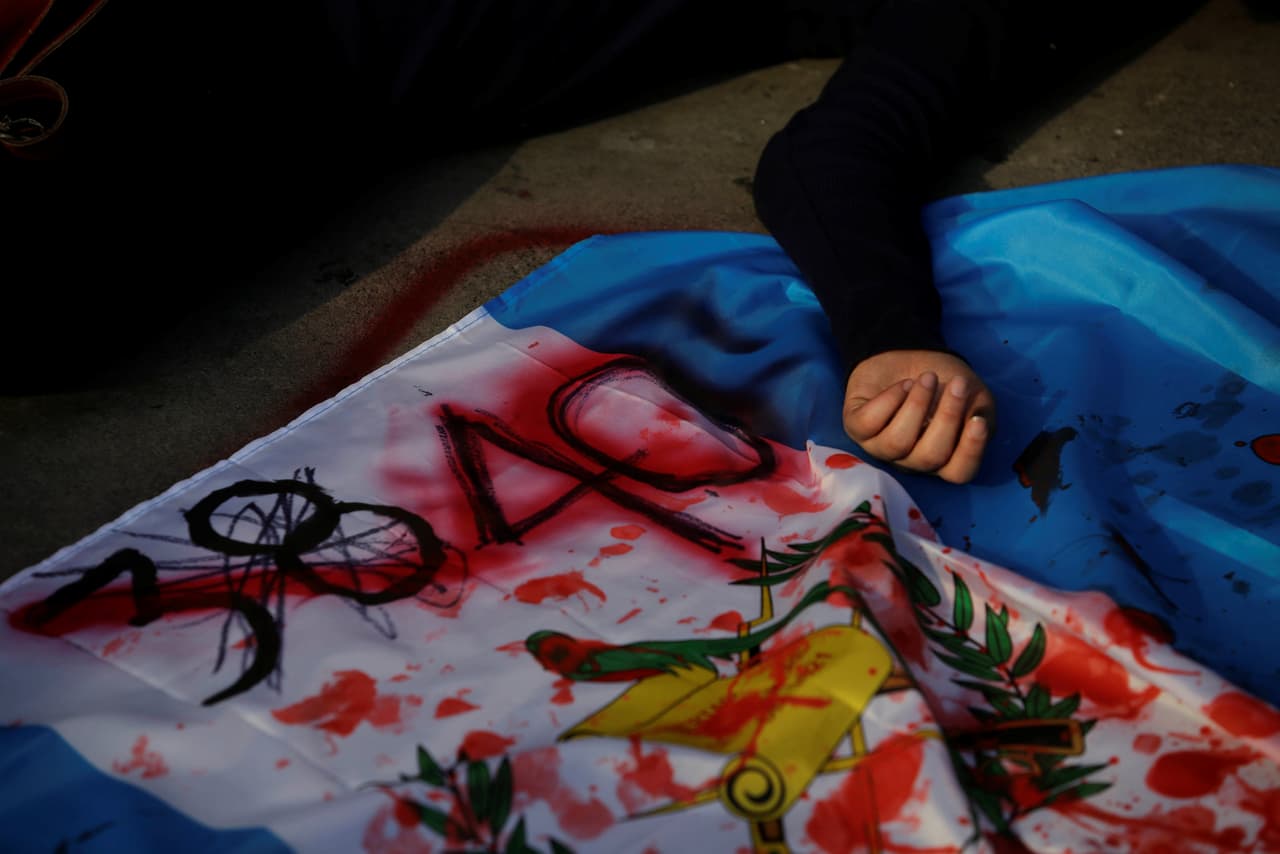 Una bandera que representa a las víctimas del incendio con la cifra de muertos, que hasta la mañana del domingo ascendía a 39. 
<b><a href="http://www.univision.com/noticias/incendios/trasladan-a-un-hospital-de-texas-a-cuatro-de-las-victimas-del-incendio-en-un-centro-de-menores-en-guatemala">Cuatro de las niñas heridas fueron trasladadas a un hospital en Galveston, Texas, para curar sus quemaduras de entre segundo y cuarto grado.</a></b> (Saúl Martínez/Reuters)