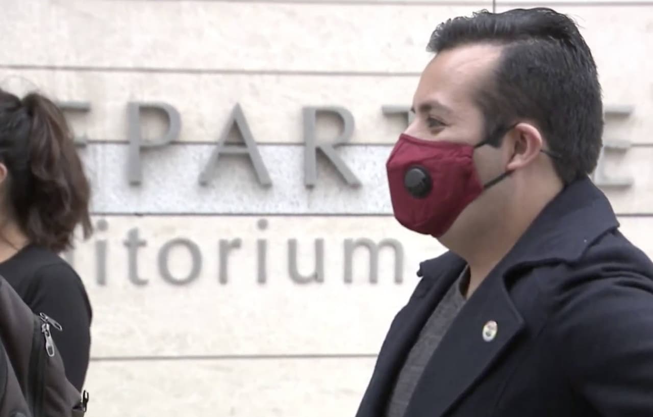 "Soy un miembro productivo, trabajo para una asambleísta y estoy haciendo cosas de manera positiva", dice Ari Ruíz, ex-beneficiario de DACA que llegó a los 10 años de México y es ahora ciudadano de EEUU.