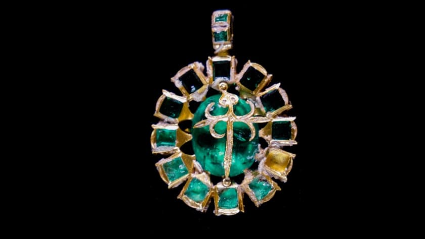 En la imagen, un dije de oro que contiene una esmeralda colombiana al centro, una docena de esmeraldas más pequeñas alrededor, que se cree que pueden representar a los 12 apóstoles de Cristo, y al centro con una cruz de St. James.
<b>La pieza perteneció a la Orden de Santiago</b>, una orden religiosa y militar con siglos de antigüedad.