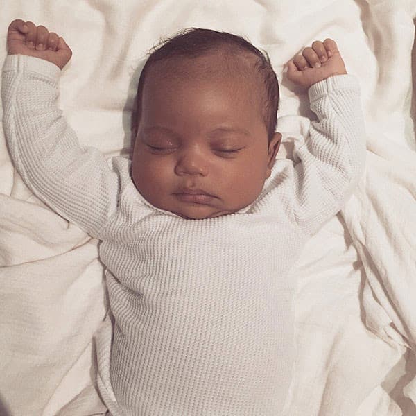 Esta fue la primera imagen que Kim Kardashian compartió de su segundo hijo, Saint West.