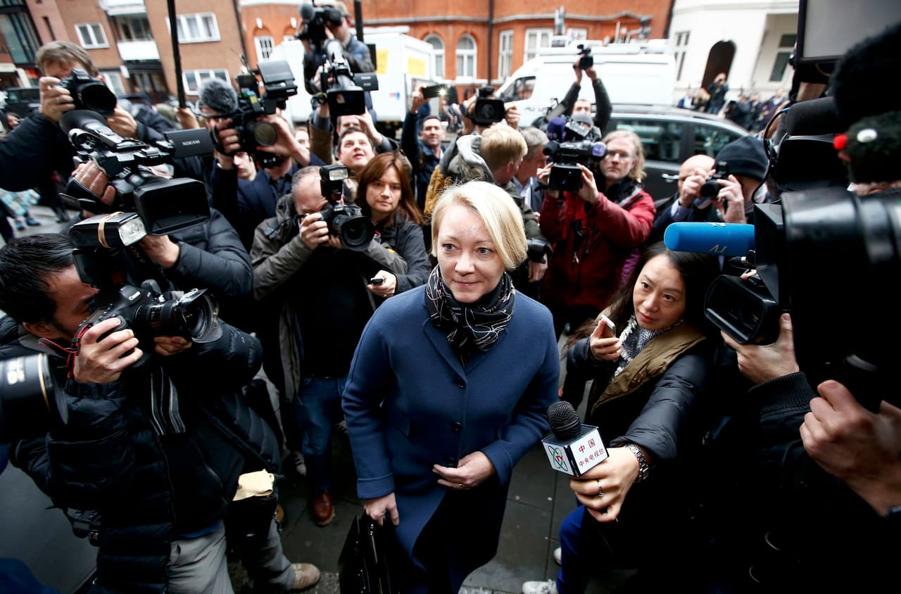 La fiscal jefe de Suecia, Ingrid Isgren, llega a la embajada de Ecuador en Londres para interrogar a Julian Assange.