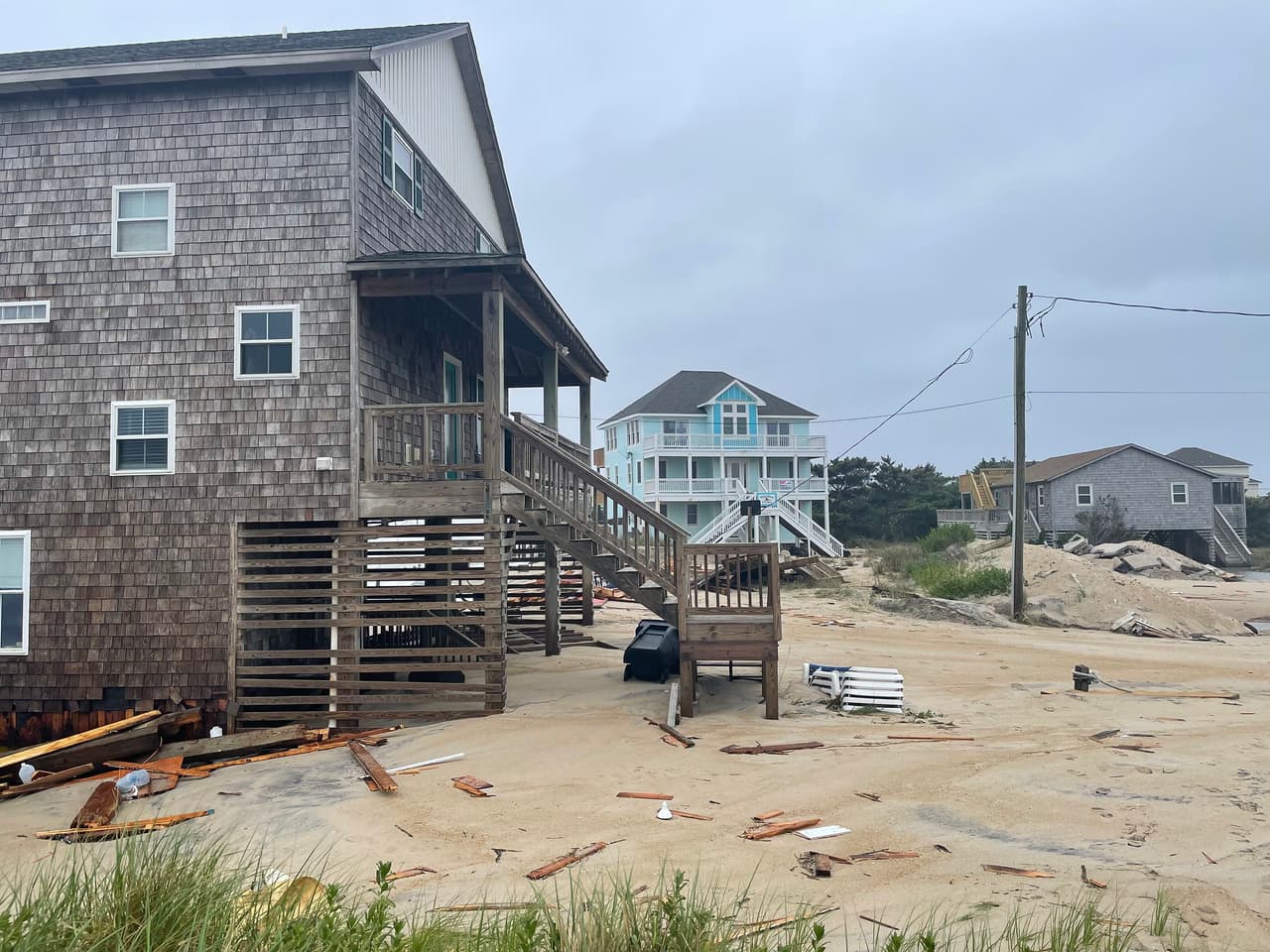 Las autoridades insisten en que, si vive en la isla de Hatteras, "hoy es un día para mantenerse alejado de las carreteras", esperar a que el tiempo se calme y que los equipos de mantenimiento y limpieza hagan su trabajo.