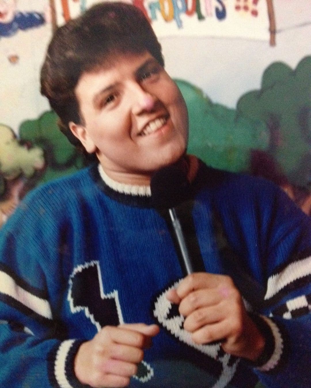 Las cámaras y los micrófonos lo cautivaron desde niño. El canto y la actuación son sus grandes pasiones.