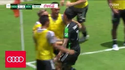 ¡Voltereta! Driussi manda el balón al ángulo y Austin da la vuelta 1-2
