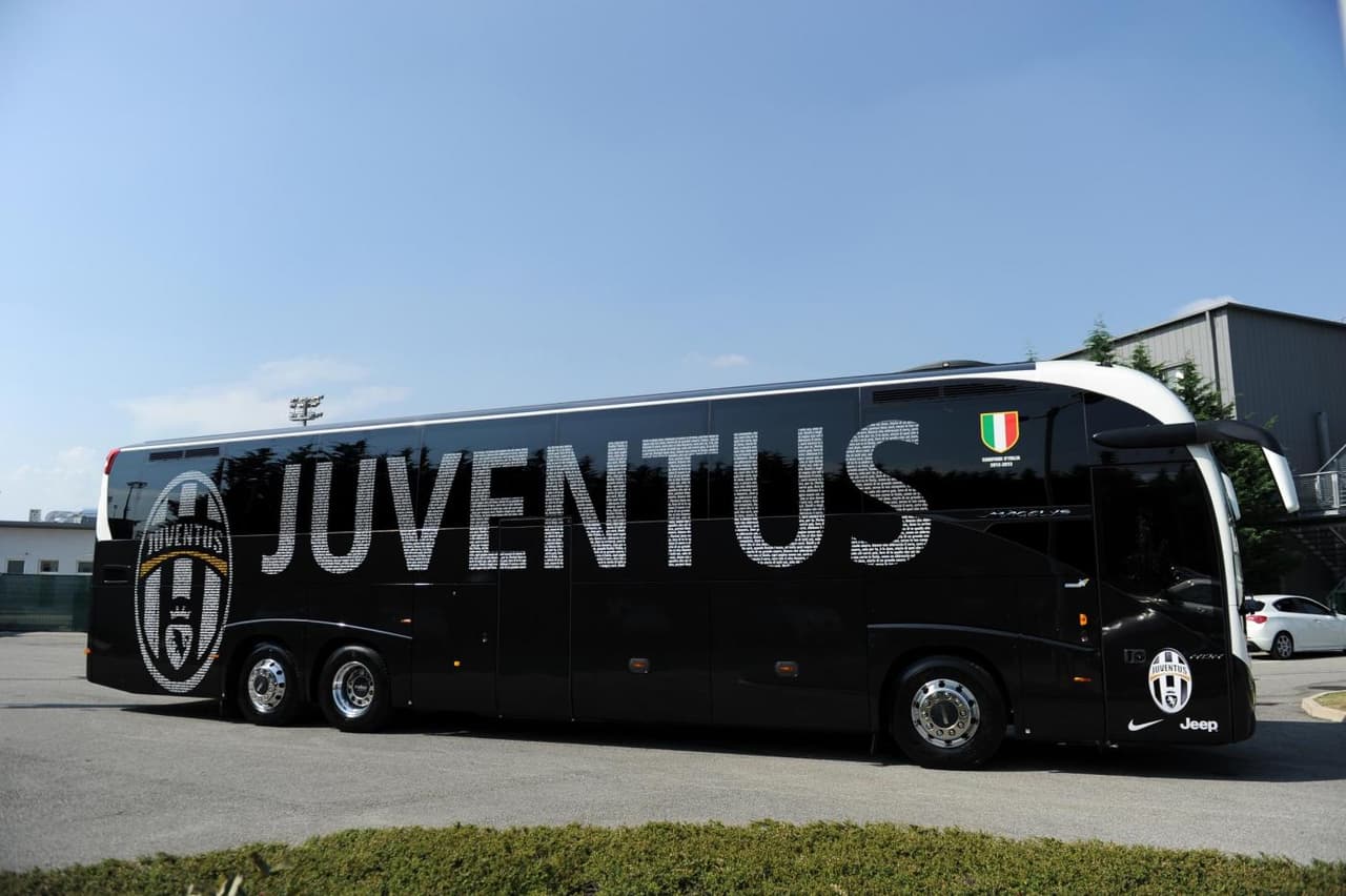 El fútbol italiano está presente con el equipo más exitoso de los últimos años, y obviamente uno de los grandes de ese país: la Juventus se transporta en este Iveco Magelys HDH. Está pintado íntegramente en negro con el nombre del club.