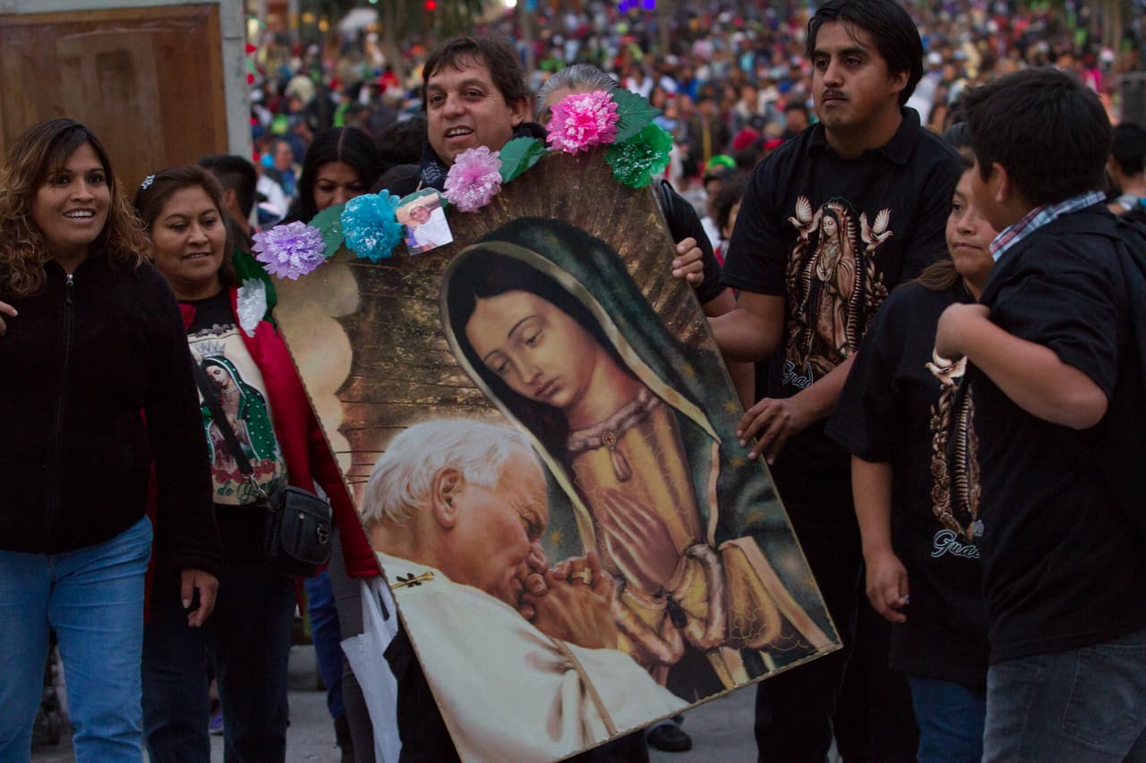 Celebran a la Virgen de Guadalupe con flores e imágenes.