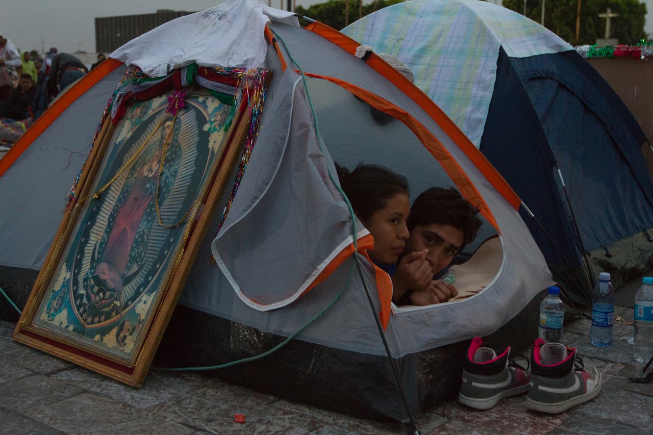 Miles de peregrinos acuden esta noche a la Basílica de Guadalupe para conmemorar el 484 Aniversario de la aparición de la Virgen de Guadalupe.