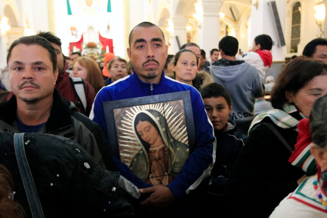 Feligreses celebran el Día de la Virgen de Guadalupe vistiendo a los niños de Juan Diego y llevado imágenes a bendecir en la catedral de Tijuana.