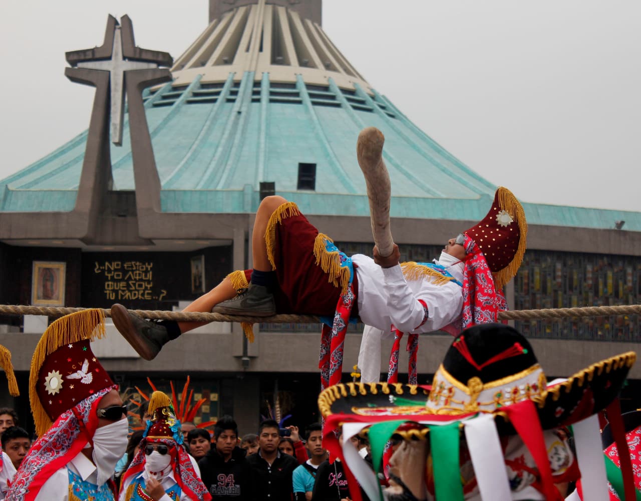 Numerosos grupos se reunieron, afuera de la Basílica de Guadalupe para interpretar danzas tradicionales.