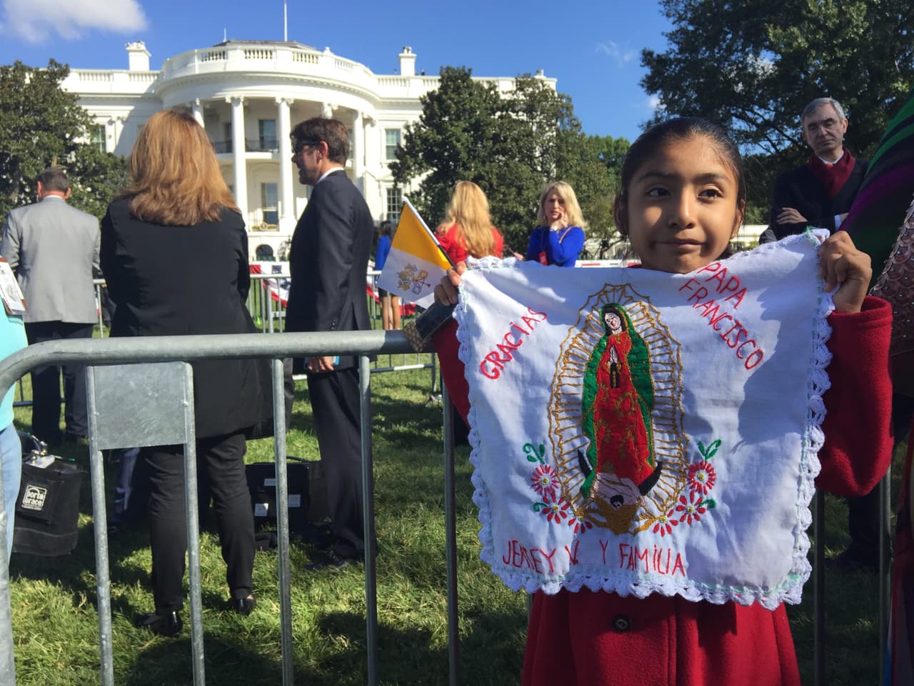 Miles de inmigrantes mexicanos incluida Jersey Vargas, niña hispana de 11 años e hija de mexicanos, llegaron hoy hasta la Casa Blanca.