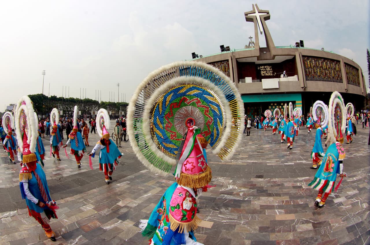 Muchos de los visitantes a la Basílica de Guadalupe usan coloridos trajes tradicionales.