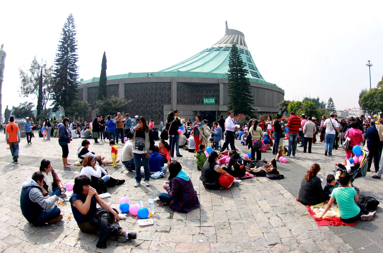 Cientos de peregrinios suelen tomar descanso en la plaza principal de la Basílica de Guadalupe.