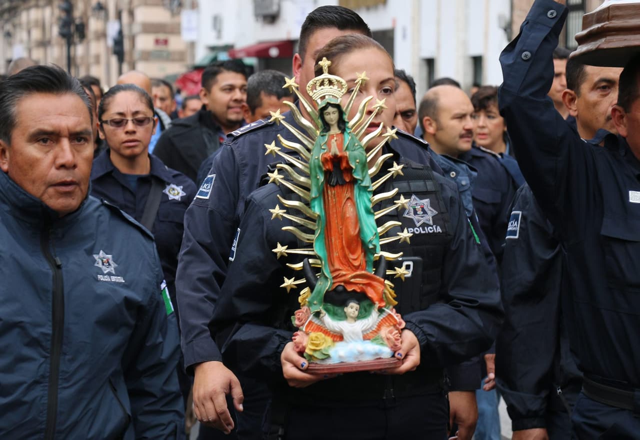 Los uniformados cargaron, durante su recorrido, una escultura de la Virgen de Guadalupe.