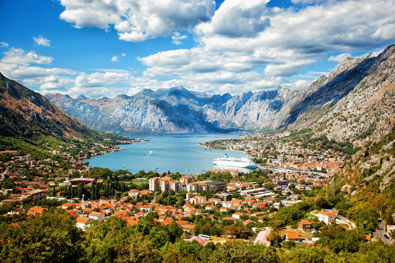 <h3 class="cms-H3-H3">6. Montenegro</h3>
<br>
<br>Montenegro, un pequeño país en la zona de los Balcanes con poco más de 600,000 habitantes, ofrece al visitante una rara vista de la historia y arquitectura de otras ciudades europeas sin las multitudes de turistas que generalmente abarrotan otros destinos. La Bahía de Kotor, frente al mar Adriático, está delineada por ciudades medievales como Herceg Novi y Kotor. 
<br>