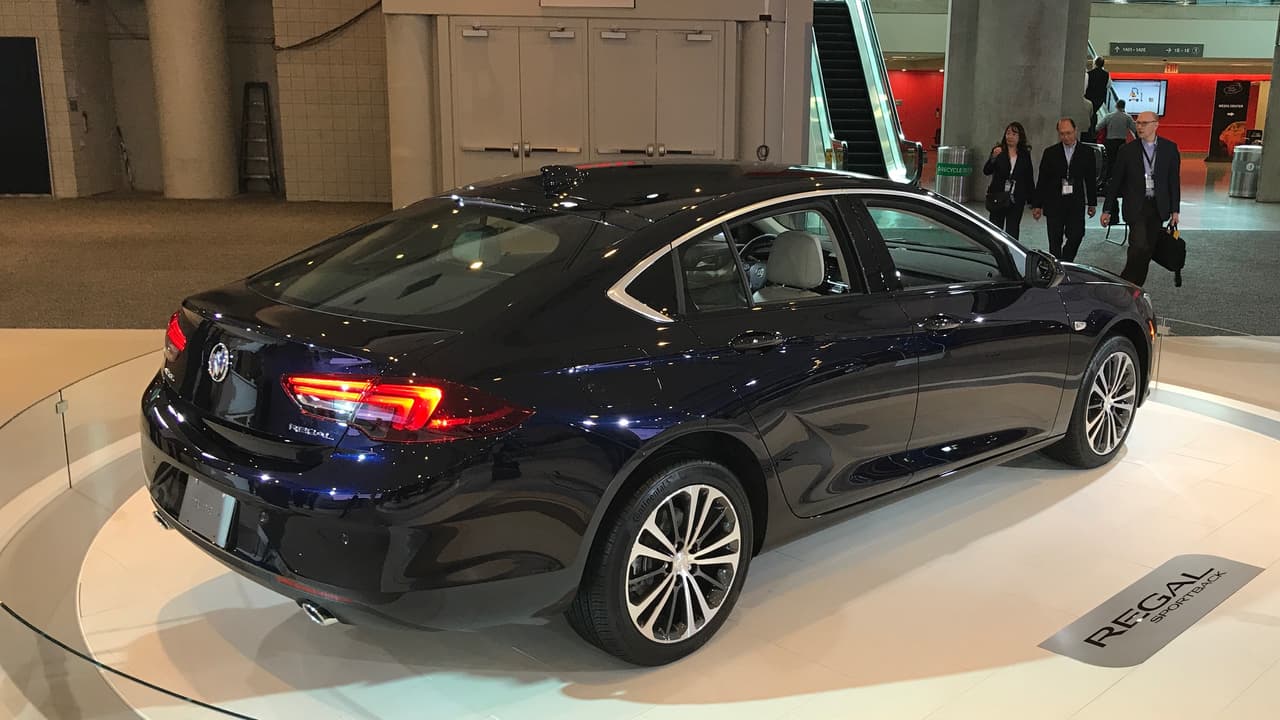 Al igual que su predecesor, la próxima generación del 
<b><a href="http://www.univision.com/noticias/buick/el-proximo-opel-insignia-le-abre-paso-al-buick-regal-2018" target="_blank">Buick Regal</a></b> estará basada en el Opel Insignia, el hermoso mediano diseñado por Opel, el fabricante que por más de 100 años y hasta hace semanas, vivió bajo la sombrilla corporativa de General Motors. A diferencia de su antecesor sin embargo, el regal 2018 será un hatchback, un hecho que estará brillantemente disimulado por un creativo diseño en el que los contornos del vidrio trasero también son los bordes del portón levadizo.