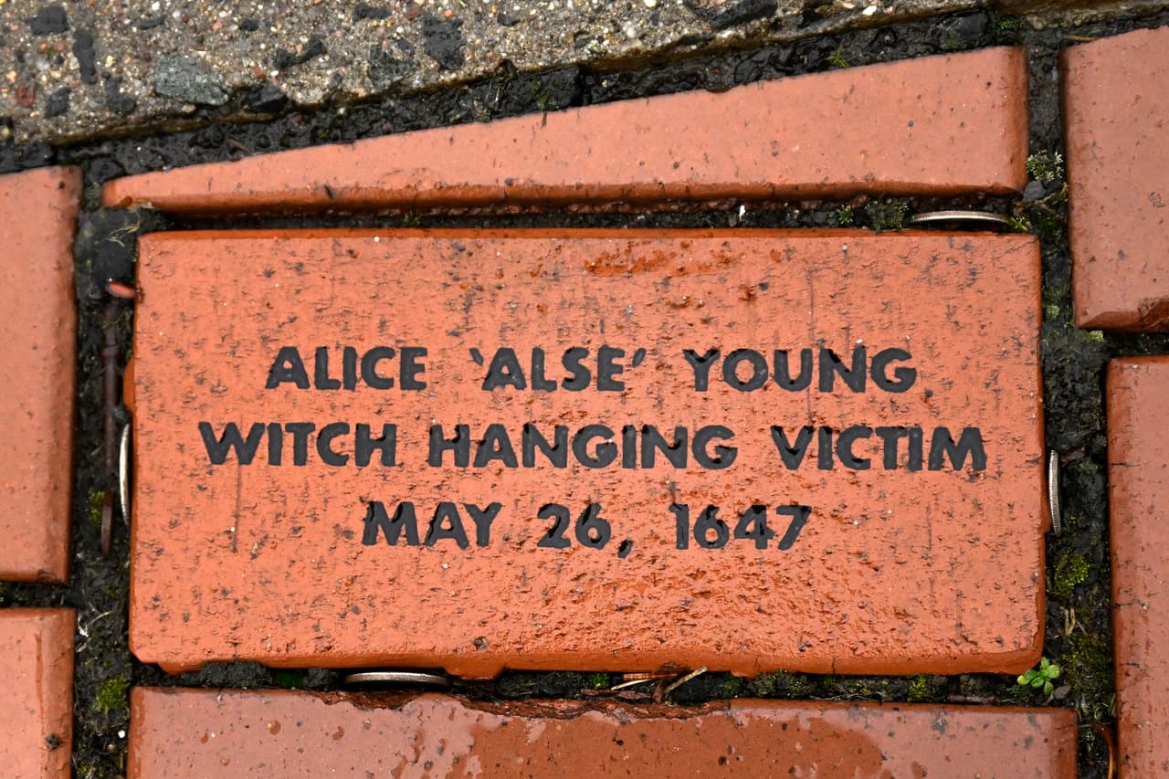 Un ladrillo que recuerda a Alice 'Alse' Young en una instalación de Heritage Bricks en Windsor, Connecticut. Young fue la primera persona registrada en ser ejecutada en las 13 colonias por brujería.