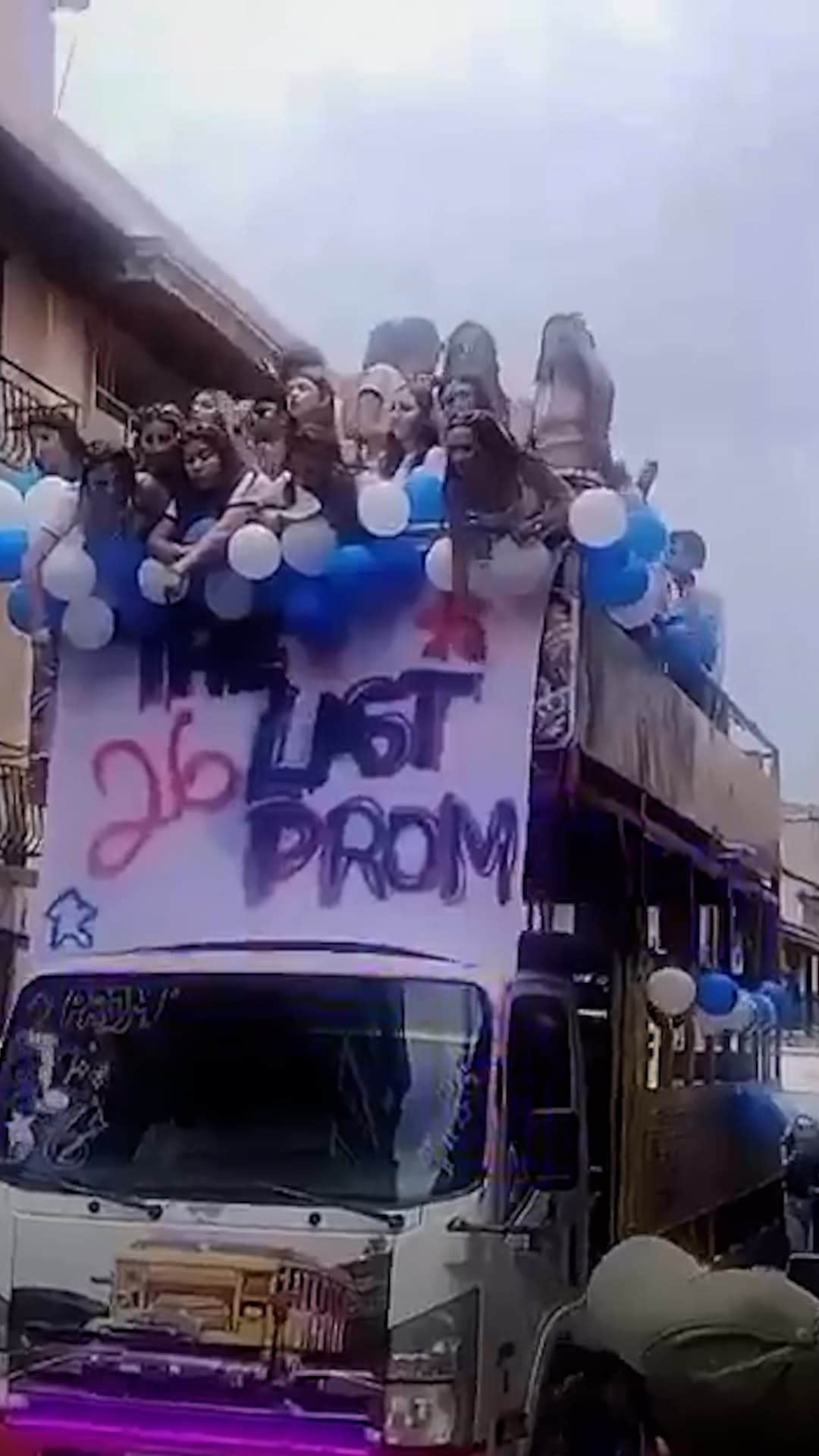 Una volcadura deja a más de 20 estudiantes heridos durante desfile en Ecuador