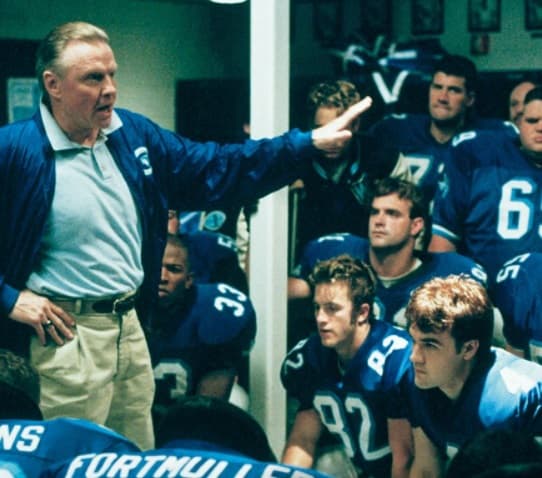 La cinta 'Varsity Blues' ('Juego de Campeones') narra la vida de un equipo de fútbol adolescente y su entrenador. 'Thunderstruck' es uno de los temas que musicalizan las escenas del filme.