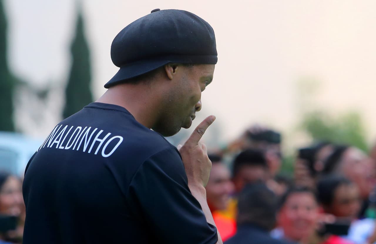 Ronaldinho se refugia en la carpintería mientras sigue en la cárcel