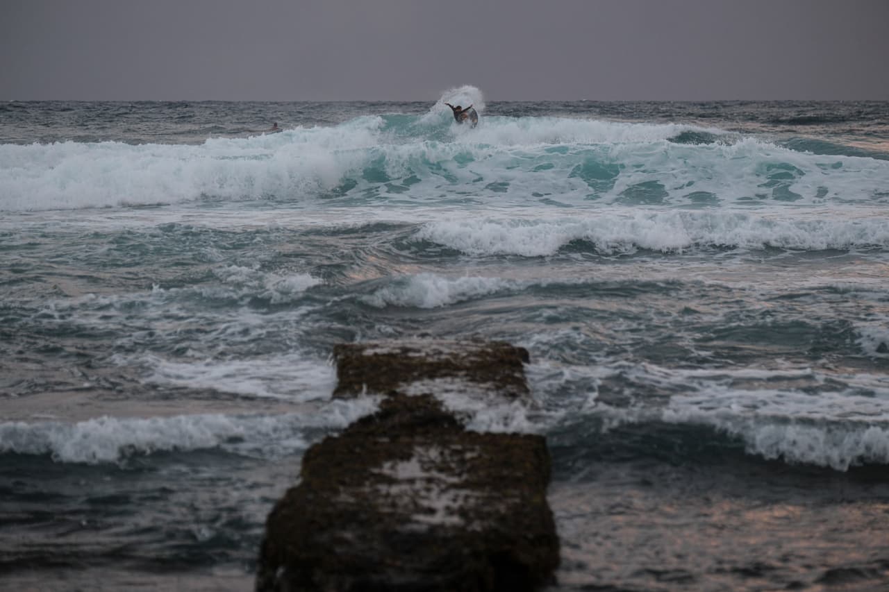 Un turista murió y un marine está desaparecido en hechos distintos pero relacionados con el oleaje en Puerto Rico