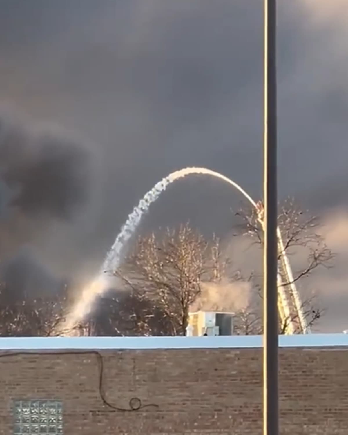 Al parecer el fuego inició en un semiremolque y las llamas se propagaron hacía otros vehículos en el 270 Lane United cerca de Pan Am Boulevard y United Lane.