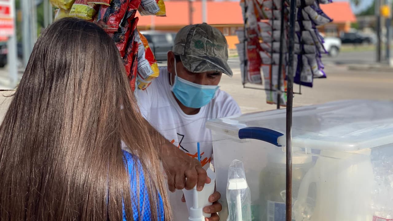 Gonzalo Almaraz, conocido como Don Alex, señala que, pese a la pandemia del coronavirus, él mantiene a su familia en México.