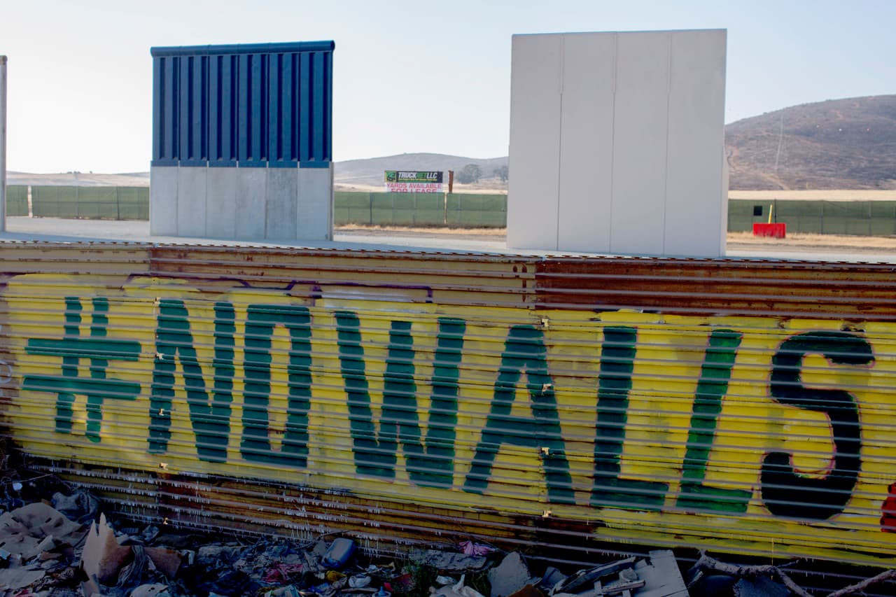 "No a los muros" se puede leer en esta valla fronteriza de Tijuana. Desde allí se pueden ver los ocho prototipos de muro con el que el presidente Donald Trump pretende incrementar la frontera entre México y Estados Unidos.