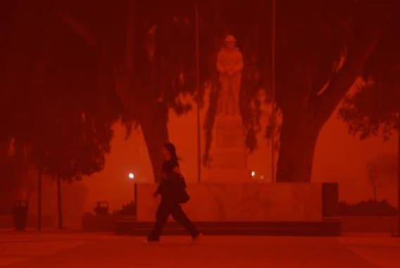 Estas son las postales que la arena del Desierto del Sahara, que llegó con las ráfagas de viento, ha dejado en Grecia.