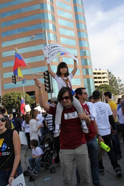 Pese a las distancias y tráfico característico de Los Ángeles, cientos de Venezolanos se unieron a la campaña mundial #SOSVenezuela para apoyar a todo el pueblo venezolano tras 10 días de protestas continuas en dicho país. A la manifestación se unieron guatemaltecos, peruanos, brasileños, libaneses, americanos y muchas otras nacionalidades que hacen vida en la Cosmopolita ciudad del oeste del país. Consignas, cantos y la familiaridad característica venezolana recibieron apoyo de los transeúntes en los alrededores del edificio Federal ubicado en la avenida Wilshire.
