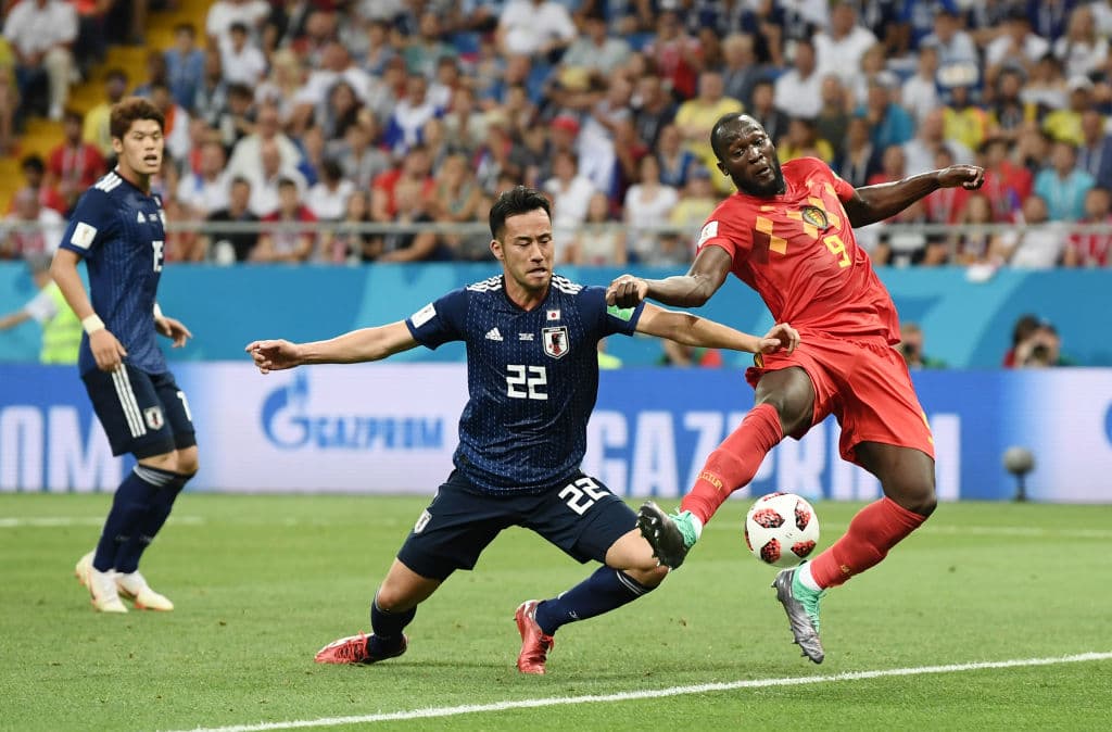 Romelu Lukaku (der), estelar delantero de los Red Devils de Bélgica y del Manchester United, bajo el asedio defensivo de Maya Yoshida (22), se le vio incómodo.