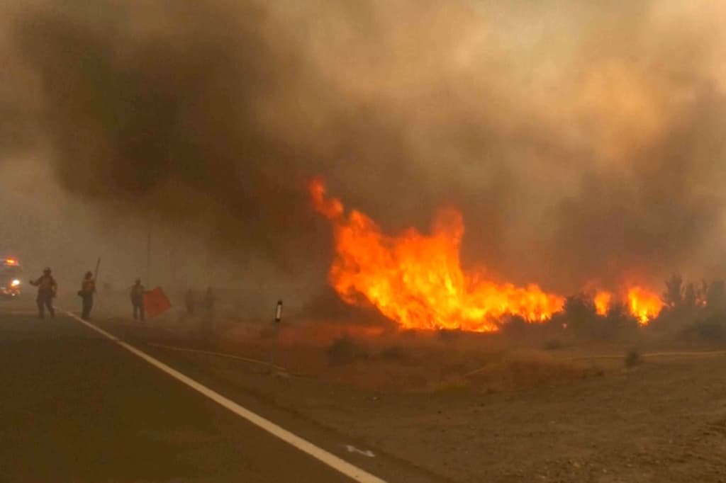 Una pared de humo y ríos de fuego: incendio Hawk obliga a evacuar a miles en Reno, Nevada