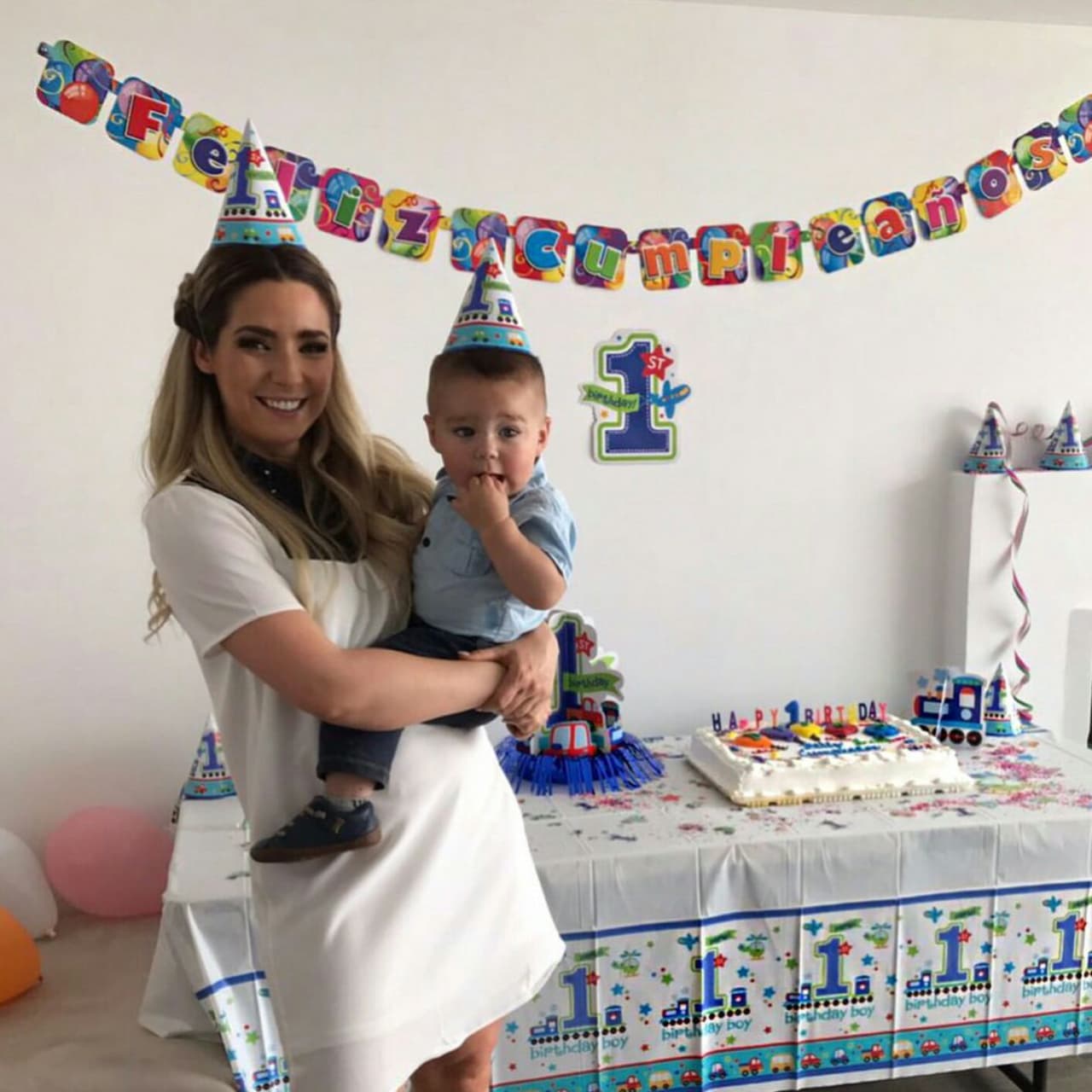 Ariadne Díaz preparó la fiesta con un colorido pastel, banderitas, gorritos de cumpleaños y globos.