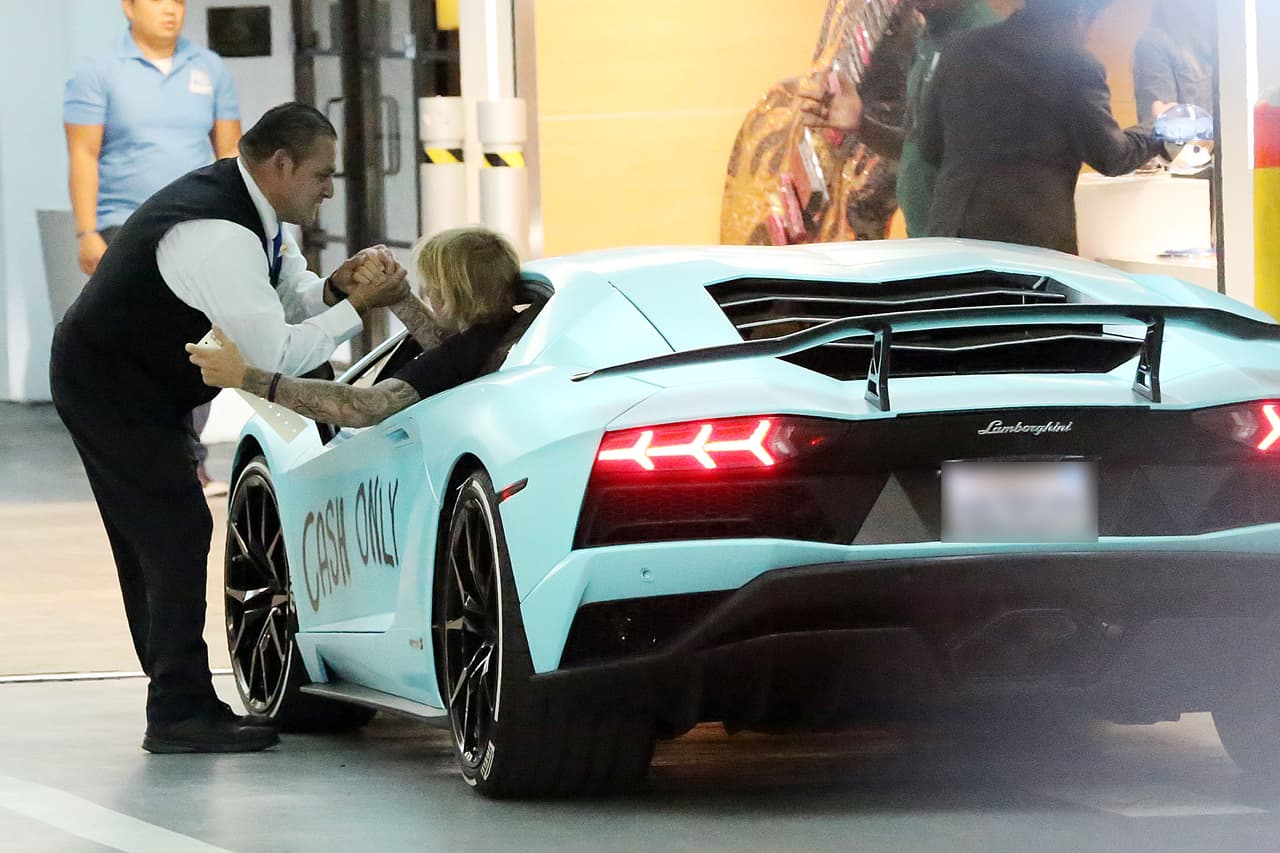 Antes de arrancar su automóvil, el cantante se despidió del empleado con un fuerte apretón de mano...