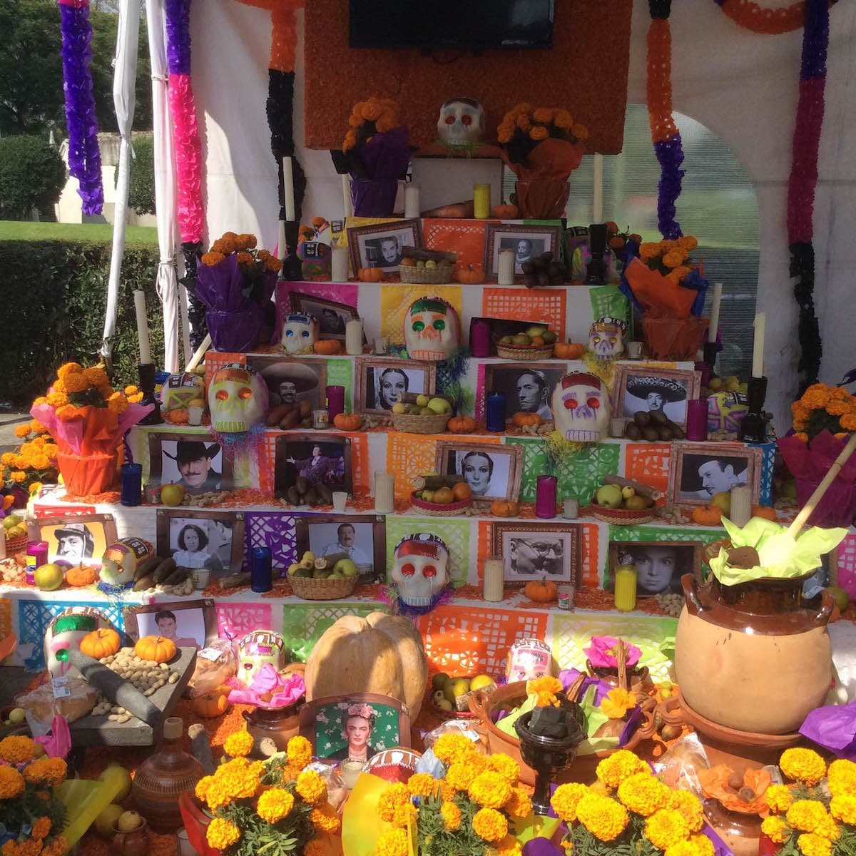 El la entrada de Panteón de Dolores, colocaron un altar de muertos con ofrendas y fotografías