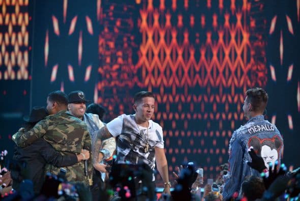 Orgullosos de su éxito en la noche de Premios Juventud, los reggaetoneros se abrazaron.
