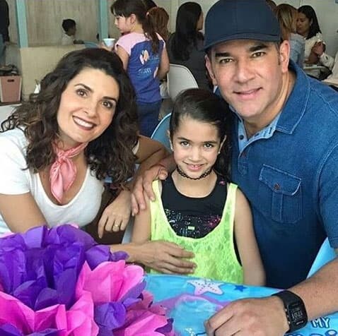 <b><a href="http://www.univision.com/temas/eduardo-santamarina">Eduardo</a></b> y
<b><a href="http://www.univision.com/temas/mayrin-villanueva">Mayrín</a></b> siempre están al pendiente de su salud, pues
<b><a href="http://www.univision.com/shows/despierta-america/eduardo-santamarina-abrio-su-corazon-y-nos-conto-del-padecimiento-de-su-hija-video">Julia nació con una pierna más corta que la otra</a></b>, por lo que cada determinado tiempo debe someterse a cirugías para corregir el problema.