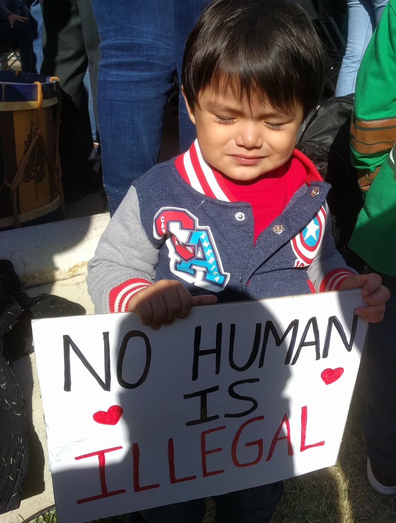 Mensaje: “Ningún humano es ilegal”
<br>