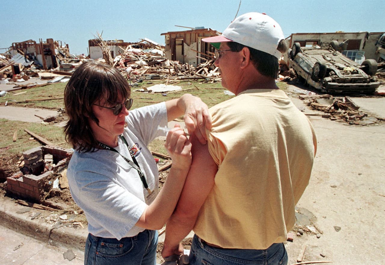 <b>Tétano.</b> 
<b>Muertes estimadas antes de la inmunización generalizada: 787,000 al año en todo el mundo.</b> Esta infección bacteriana afecta el sistema nervioso y puede ingresar al cuerpo a través de un corte o una quemadura. Aproximadamente 34,000 recién nacidos murieron de tétano en todo el mundo en 2015, lo que representa una reducción del 96% desde 1988, cuando se masificó la inmunización, según la OMS. La vacuna fue desarrollada en 1924.