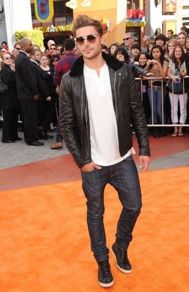 ¡Y no por eso luce mal! Los 'jeans' ajustados, el cuero y ese nuevo 'look' en el cabello lo han convertido en toda una guía del estilo para hombres jóvenes que buscar ser tan populares y guapos como él.