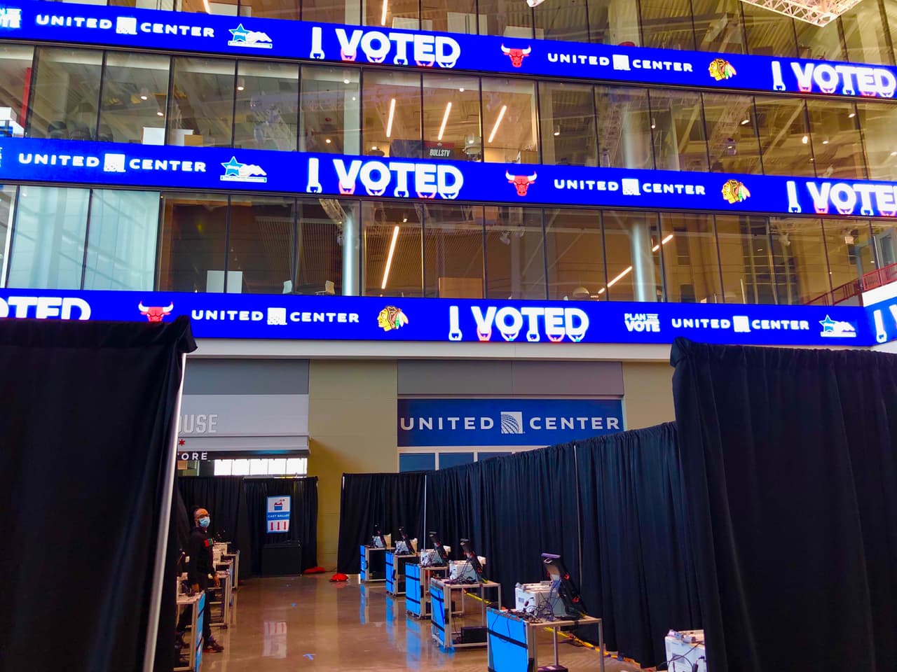 Para acceder al lugar de votación, se indicará a los votantes que se estacionen en el lote K (puerta de entrada a la calle Adams) y entren por la entrada del Atrio Sur.
<br>