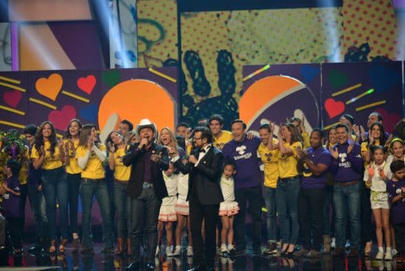 Mira los mejores momentos detrás de cámaras y sobre el escenario con todas las estrellas que llegaron a Teletón USA para participar en esta importante causa.