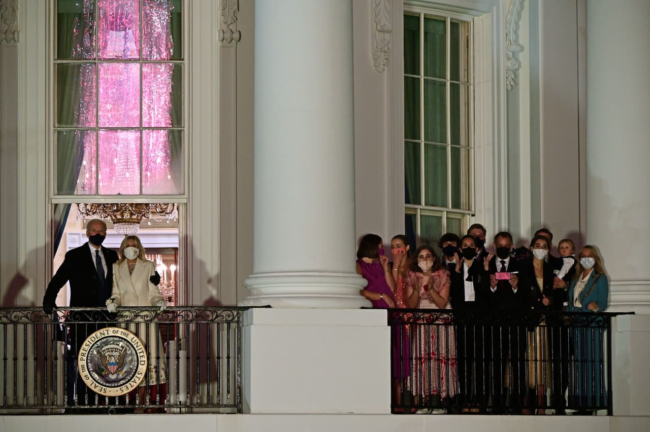 La pareja presidencial y sus hijos y nietos viendo el espectáculo de fuegos artificiales desde la 
<a href="https://www.univision.com/temas/casa-blanca">Casa Blanca</a>.