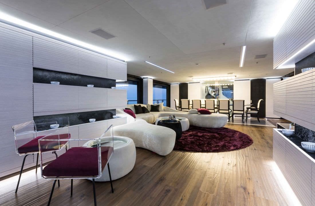 Fue construido por Benetti en 2013 y su costo ronda los 32 millones de dólares.