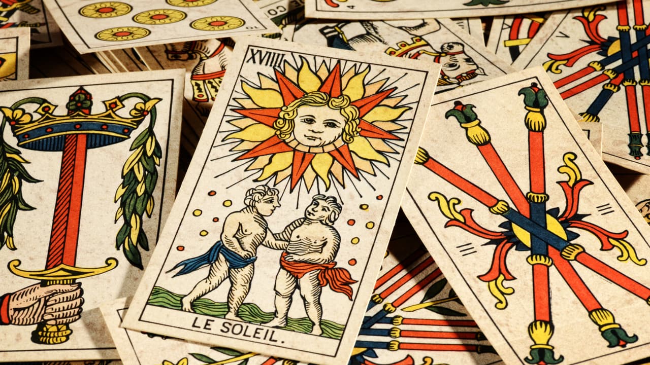 El tarot consiste en 78 cartas, divididas en 22 cartas de los Arcanos Mayores y 56 cartas de los llamados Arcanos Menores, divididos en cuatro 'palos': oros, copas, bastones y espadas. Entender la diferencia entre ellos y la relación que tienen con los números es básico para ir descifrando y aprendiendo su 'misterio'.