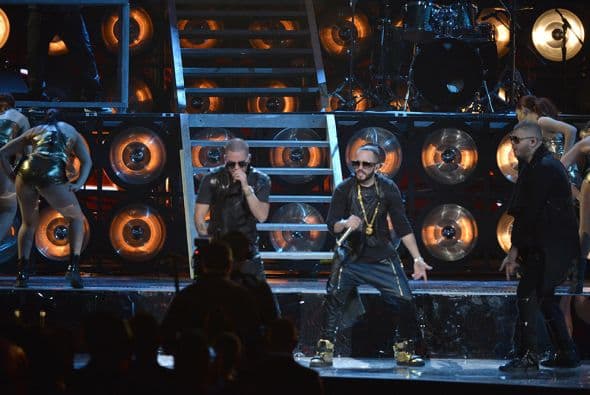 La gente se puso de pie para disfrutar de su música.