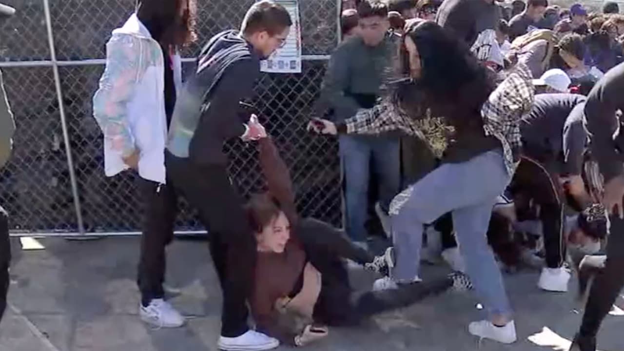 El documento nombra a Scoremore Mgmt, Live Nation Entertainment,
<a href="https://www.univision.com/local/houston-kxln/travis-scott-esta-cooperando-con-las-autoridades-tras-la-tragedia-en-el-festival-astroworld">Travis Scott,</a> Cactus Jack Records y otros como demandados.