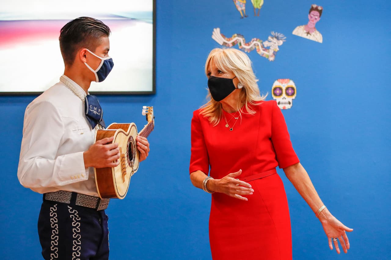 La primera dama de los Estados Unidos conversó brevemente con los músicos, cuyo talento la impresionó.