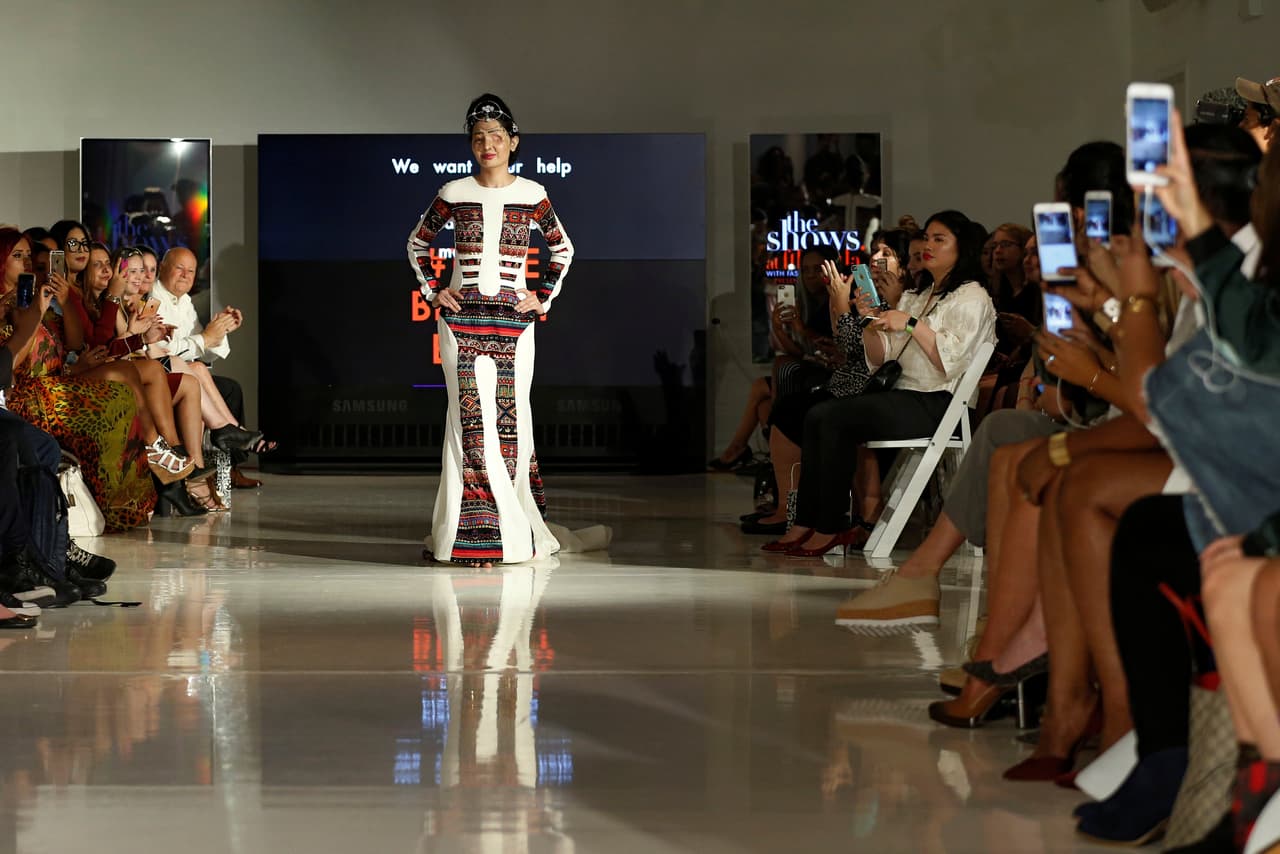 Con los labios carmesí y ambas manos en su cintura, pausada, así recorrió la pasarela. Quereshi fue invitada a caminar el reconocido trayecto por el colectivo de jóvenes creadores italianos FTL Moda, que ha dado mucho de que hablar y no precisamente por sus trajes, sino por la elección de sus modelos. Hace un año, este colectivo convidó a una joven australiana con síndrome de Down.