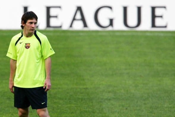 El primer momento que marcó la carrera del argentino fue su llegada al Barcelona a los 13 años de edad, la adaptación a una nueva ciudad fue lo que más trabajo le costó al sudamericano.